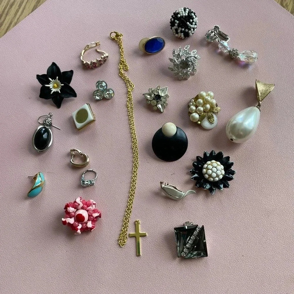 Mixed lot of unmatched clip on earrings pins twist back Vintage Costume Jewelry - Picture 1 of 14